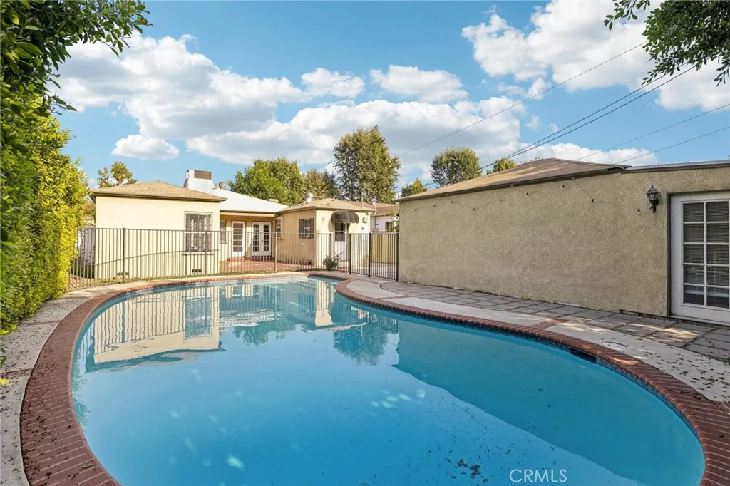 527 S Orchard Drive, Burbank, California 91506 home-pic-2